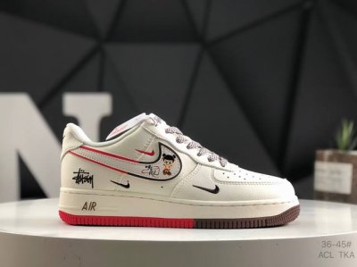 公司级带半码耐克 Nike Air Force 1“07空军一号低帮百搭休闲运动板鞋。柔软、弹性十足的缓震性能和出色的中底设计，横跨复古与现代的外型结合，造就出