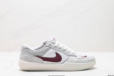 真标耐克Nike Sb Force 58低帮休闲板鞋 是一款将前沿创新带入街头的单品 它具有硫化杯底 具有出色的耐用性和灵活性 使用帆布和绒面革 在饰面上放置通