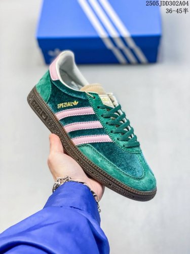 ad Originals Handball Spzl 手球运动员系列百搭休闲运动板鞋 J P9 这款来自阿迪达斯的这款Handball Spzl前身是一双手球运