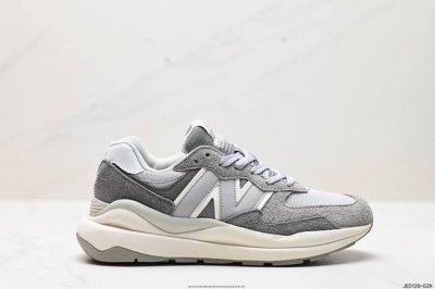 真标new Balance Nb5740系列 凭借多种严选的优质素材重塑出让人耳目一新又充满层次感的革新中低结构。为呼应90年代的巨大化潮流，鞋侧也点题采用了相