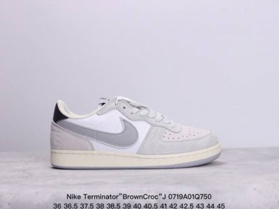 Nike Terminator”Browncroc“J 白酒红耐磨透气低帮板鞋 这款产品采用皮革 网眼和绒面革材料混合制成 它的特点是白色底座和棕色绒面革鳄鱼纹