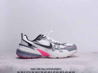 Nike V2K Run 复古单品 复古老爹鞋跑步鞋 鞋款被命名为 Runtekk 设计上借鉴了 2000 年的跑鞋风格 配色上以金属银为主调 简练又有复古运动