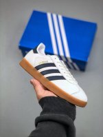 今日福利特价220 Adidas Originals Gazelle Indoor 三叶草休闲防滑耐磨低帮板鞋鞋头出色设计 塑就出众贴合感稳固的后跟贴合足部曲线