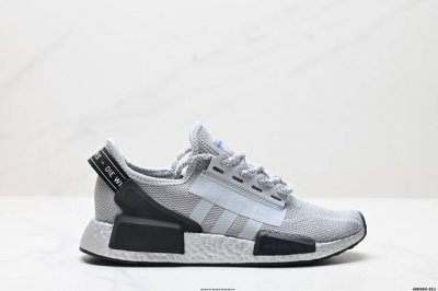 真标Ad Boost Nmd R1 V2经典跑鞋系列全新配色 弹力针织鞋面 原装高弹Boost颗粒大底 缓震性能卓越 体质轻盈且抗冲击 整双鞋子的透气性和舒适度