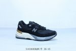 nb新百伦 全新 New Balance 992 系列，以更纯粹的复古风格设计打造的全新造型。侧身还以解构设计，将 N 字标志以做旧压花样式呈现，样式别具新意
