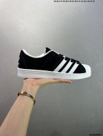 ad Originals Superstar 经典复古贝壳头板鞋 Ig1319 诞生于1969年 是第一双将全皮面鞋 身与橡胶鞋头结合在一起的低帮篮球鞋 Sup