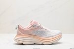 公司级小红书推荐Hoka W Bondi 8全新配色 这个品牌来自于新西兰的毛利语，Hoka表示大地，One One表示飞越，连起来就是飞越地平线，One On