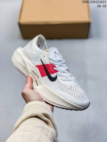 160 nike/耐克 男女鞋，升级原楦原纸版数据开发版型，采用同源数据开发Flyknit织物融合Tpu丝半透明鞋面材质，中底采用Zoomx泡棉+Flyplat