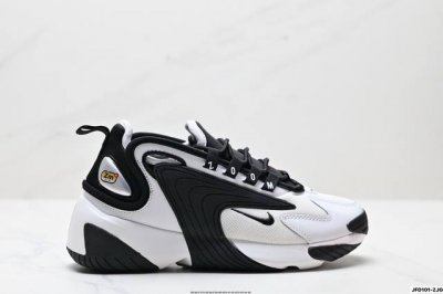 公司级耐克 Nike Zoom 2K 复古跑鞋复古百搭老爹慢跑 包子鞋的外形设计颇具复古气质。整体由皮革与网布混合打造，并在鞋身中部覆盖巨大的塑料点缀，增加辨识