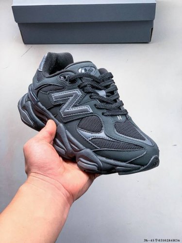 250 New Balance 又带来了新鞋型 9060 ，并且是与芝加哥街头品牌 Joe Freshgoods 的联名款。鞋身主体采用了类似 990 系列的设