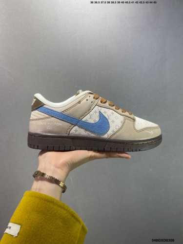 310 公司级Nike Dunk Sb Low 定制配色 定制Dunk Sb 具有经典的Dunk血缘，又注入了更多的时尚元素。相较于普通的Dunk滑板鞋，改良版