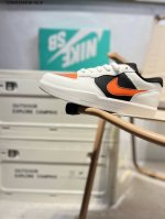 120 耐克Nike Sb Force 58 运动滑板鞋。这是一款将前沿创新带入街头的单品，它具有硫化杯底，具有出色的耐用性和灵活性。使用柔软皮革和帆布拼接，在