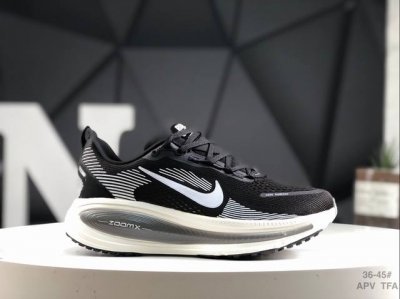 200 耐克 Nike Vomero 18 舒适减震防滑 低帮跑步鞋 全掌Reactx泡绵中底 前掌和后跟还配备了Air Zoom气垫单元 据说跑起来更快更舒适