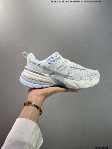 公司级Nike V2K Run跑步鞋复古风潮 网面透气运动鞋 灰银紧致的鞋面材质提供良好的包裹性鞋侧 Swoosh以及鞋头部分搭配增添不少亮点的镀铬细节鞋垫上印