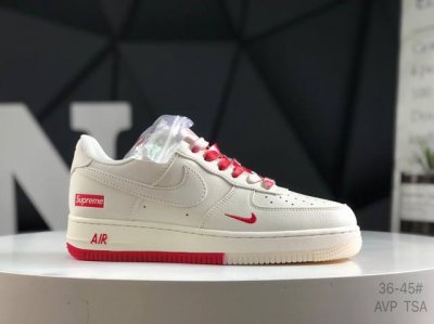 耐克 Nike Air Force 1“07空军一号低帮百搭休闲运动板鞋。柔软、弹性十足的缓震性能和出色的中底设计，横跨复古与现代的外型结合，造就出风靡全球三十