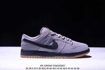乔丹一代 Air Jordan 1 乔1 低帮aj1系列 运动鞋复古休闲篮球鞋 提高了与足部的贴合度，给人不一样的穿着体验。鞋底的平稳支撑，让你在运动中随意冲刺