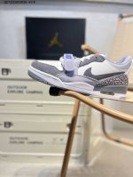 220 Air Jordan Legacy 312 乔丹篮球鞋系列 号称 “最强三合一” 的 Jordan Legacy 312，自然有着杂交结合的设计，它的名
