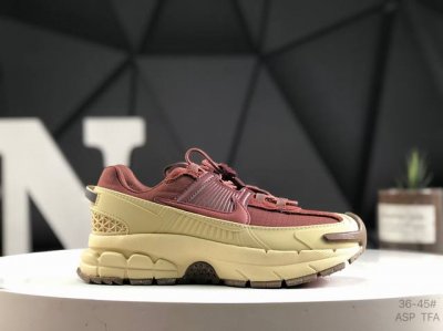 降价 耐克Nike Zoom Vomero Roam马拉松复古跑五代休闲运动慢跑鞋 采用环保纤维革饰片组合网眼布鞋面材质 升级正确后跟Tpu加固 耐弯折热塑框架