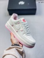 公司带半码 耐克Nike Air Force 1 07 空军一号低帮百搭休闲运动板鞋 柔软 弹性十足的缓震性能和出色的中底设计 横跨复古与现代的外结合 造就出风