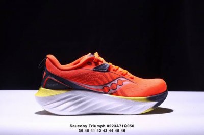 公司级 Saucony Triumph 索康尼胜利旗舰级缓震型跑鞋 性能相比前几代再升级：鞋面采用全新升级的工学网设计 贴合脚部更透气 中底部分使用最新的Pwr
