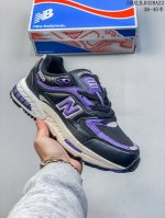 新百伦 New Balance Nb2000系列复古运动慢跑鞋，鞋面为合成皮革与聚酯网眼相拼，质轻、透气、包覆感舒适，鞋底的双色流线设计加上前后脚掌的双气垫支撑