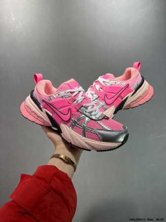 Nike V2K Runtekk 减震防滑复古低帮跑步鞋 材质上使用大面积网眼 皮革 Tpu 组成 支撑和透气性肯定不错 中底处由 Cushlon 泡绵打造 保 - 点击图像关闭