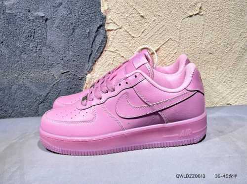 160 #新品上市实拍 耐克Nike Air Force 1 Low 空军一号 Af1 低帮百搭休闲运动板鞋。柔软、弹性十足的缓震性能和出色的中底设计，横跨复古