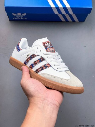 二层真标！Adidas Samba Og 经典鞋款 Adidas 近70年的经典Samba Og 修长的鞋楦,略微尖尖的鞋头,翻毛皮的鞋头拼接,这些我们都看得到