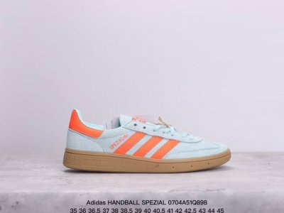 Adidas 三叶草 Handball Spezial 1比1工匠精神 全鞋采用进口头层猪八制作 牛筋耐磨大底 承载青春情怀的板鞋，是现在潮男靓女上脚的大热鞋款