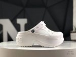 Crocs 卡洛驰 拖鞋 这双Crocs可能是所有Crocs里最有时尚感的一双，相较于普通版Crocs，增加了一个越野外底，凹凸不规则的山脉纹理让整双鞋更像一双