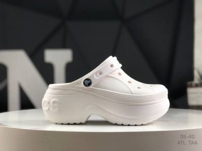 Crocs 卡洛驰 拖鞋 这双Crocs可能是所有Crocs里最有时尚感的一双，相较于普通版Crocs，增加了一个越野外底，凹凸不规则的山脉纹理让整双鞋更像一双