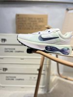 Air Max 半掌气垫运动鞋 机能风 该鞋款以黑色、铁灰色和白色的组合示人 酷感十足 鞋款最大亮点是足底和空心泡沫中底的新型Air缓震装置 带来了更为轻便柔软