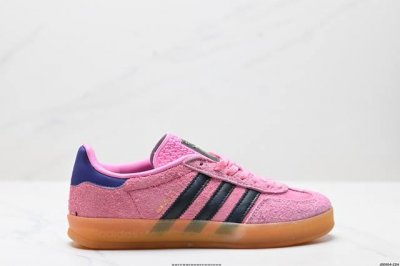 公司级Adlidas Originals Gazelle Indoor ”这款阿迪达斯运动鞋是 1979年 Gazelle Indoor 运动鞋的复兴，柔软的绒