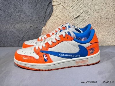 耐克 联名 Nike Dunk Low Lthr Ow 解构绑带滑板鞋 Sb系列经典复古运动鞋。双鞋带系统延续了今年的代表性风格，搭配亮色鞋带，保持了 Dunk