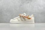 Ad Originals Superstar 经典复古贝壳头板鞋 诞生于1969年 是第一双将全皮面鞋 身与橡胶鞋头结合在一起的低帮篮球鞋 Superstar最