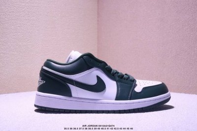 Air Jordan 1 Low Aj1 原装版本低帮球鞋一直是占领街头的宠儿。眼前两款 Air Jordan 1 Low 新品，不仅拥有黑脚趾的熟悉轮廓，简洁