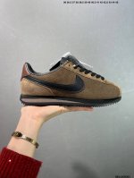 公司级Nike Classic Cortez 全新配色 经典阿甘休闲跑步鞋 纯粹而执着的精神，使得Cortez种在了一代人的心里，无论是否喜欢它复古的鞋型，一双