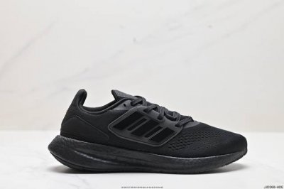公司级阿迪达斯adidas Pureboost 22爆米花缓震中底跑步鞋。鞋面以织编材质为基底，后及跟脚趾处融全入新设计，通过格网印刷支将撑材料于附鞋面上，既保