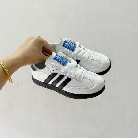 Adidas德训儿童板鞋 SIZE:24-35码 全网的爆炸款 被问疯的儿童德训鞋！！舒适百搭天花板可盐可甜的潮流气息，看上直接打包带走！ 这双鞋请务必收下！时 - 点击图像关闭