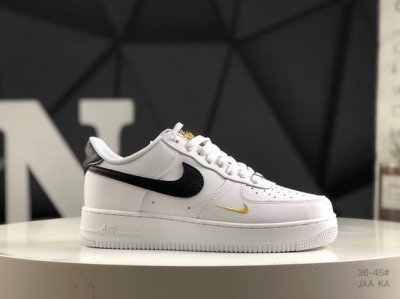 120 耐克 Nike Air Force 1 '07 Low 空军一号含气垫 低帮百搭厚底增高休闲运动板鞋。柔软、弹性十足的缓震性能和出色的中底设计，横跨复古