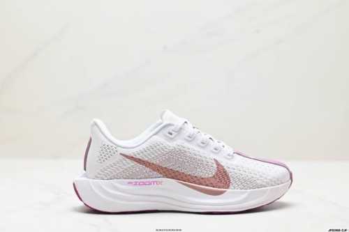 公司级升级原楦原纸版数据开发 采用弹性 Flyknit 飞织鞋面材质 内里嵌入定型海绵 全掌型 Zoomx 泡绵中底 外置防滑耐磨橡胶底片竞训神鞋飞马Plus回