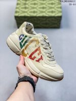 古驰老爹鞋来袭采用厚实鞋底和沉稳结构的设计，从80年代印花中汲取灵搭配的复古 Gucci Logo 以老爹鞋 Rhyton 的复古感，向悠长的时尚智慧致敬。古驰