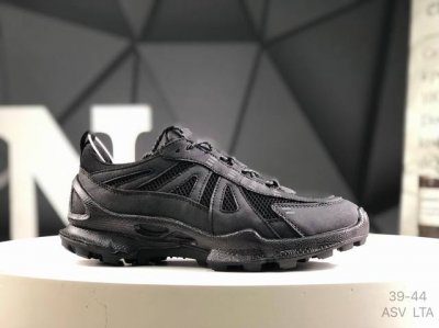 ecco爱步男鞋 年新款 街头轻巧系列 头层牛皮选料 质地柔韧富有弹性 触感柔软细腻 内里头层猪皮透气吸汗 独有精密缝制走线 针脚细密均匀 彰显时尚风范 内底高
