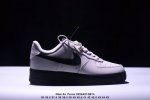 真标耐克Nike Air Force 1“07空军一号低帮百搭休闲运动板鞋。柔软、弹性十足的缓震性能和出色的中底设计，横跨复古与现代的外型结合，造就出风靡全球三