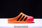 Adidas Originals Adifom Superstar 木屐鞋 鞋子由 50% 的天然和可再生材料制成，其特点是采用由甘蔗衍生物制成的类似泡沫的结构
