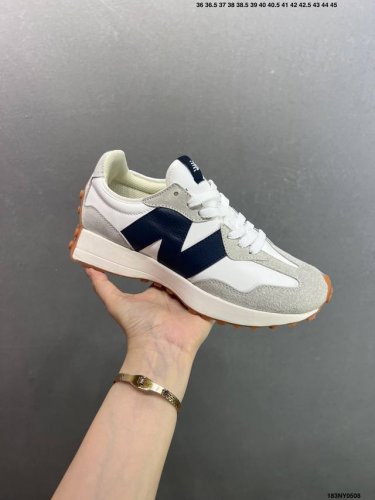 真标New Balance Ms327 复古休闲运动慢跑鞋 以更纯粹的复古风格设计打造的全新造型 侧身还以解构设计 将 N 字标志以做旧压花样式呈现 官方货号: