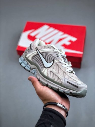 Nike Zoom Vomero 5 Sp 佛莫罗5代系列经典复古休闲运动慢跑鞋 #采用环保纤维革饰片组合网眼布鞋面材质 正确后跟tpu加固 耐弯折热塑框架支撑