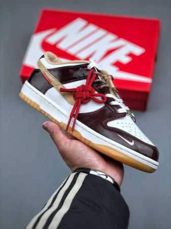 Nike Dunk Low “ Year Of The Snake” 蛇年限定这双鞋鞋身框架部分为酒红色，鞋头、鞋身等位置为白色，结合生胶外底，整体显得十分的清 - 点击图像关闭