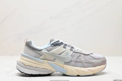 公司级耐克nike V2K Run跑步鞋复古风潮 网面透气运动鞋 灰银紧致的鞋面材质提供良好的包裹性鞋侧 Swoosh以及鞋头部分搭配增添不少亮点的镀铬细节鞋垫