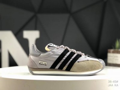 真标带半码阿迪达斯 Adidas Country Og W 阿迪复古联名休闲跑鞋 独特混纺材质，提供非凡的舒适，确保了长时间穿着的舒适经典条纹设计，现代时尚的诠